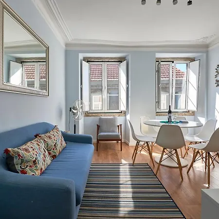 Elegant Riverview In Historical Apartament