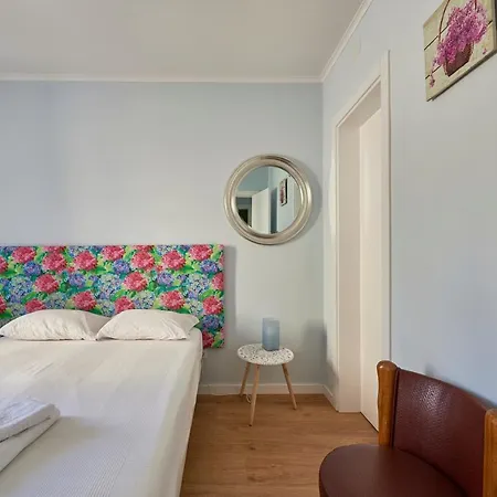 Elegant Riverview In Historical Apartament