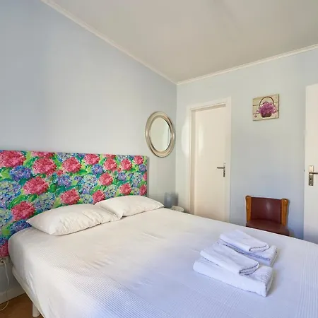 Elegant Riverview In Historical Apartament