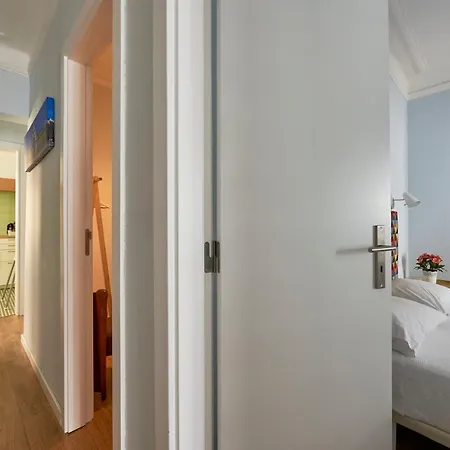 Elegant Riverview In Historical Apartament