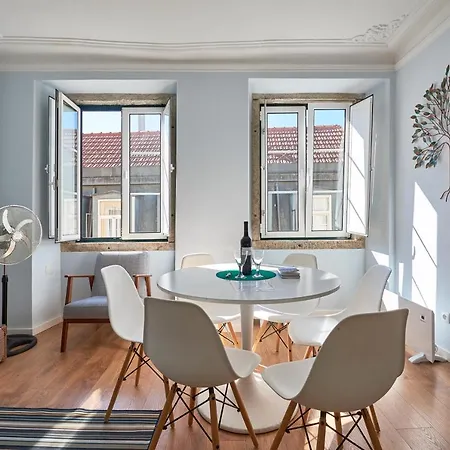 Elegant Riverview In Historical Lägenhet