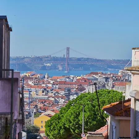 Elegant Riverview In Historical Lägenhet Lisboa