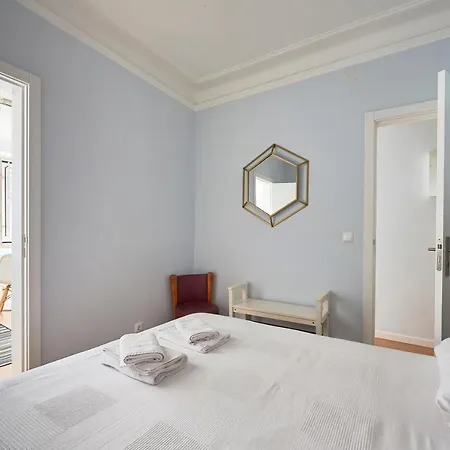 Elegant Riverview In Historical Lägenhet Lisboa