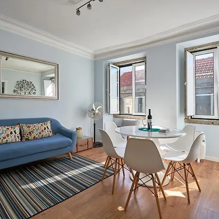 Elegant Riverview In Historical