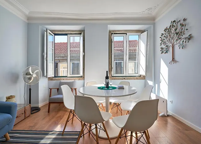 Elegant Riverview In Historical Appartement