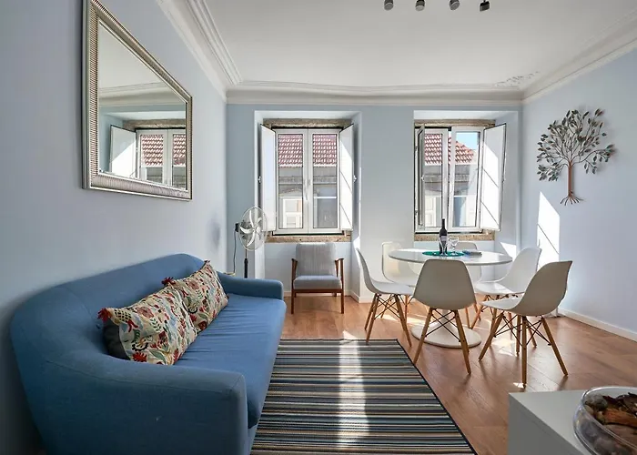 Elegant Riverview In Historical Appartement