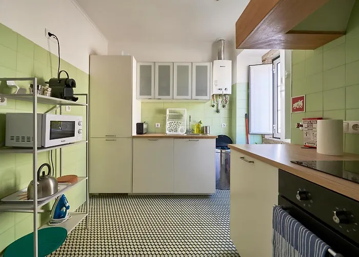 Elegant Riverview In Historical