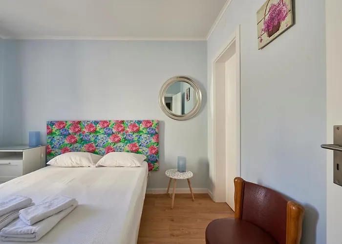 Elegant Riverview In Historical Appartement