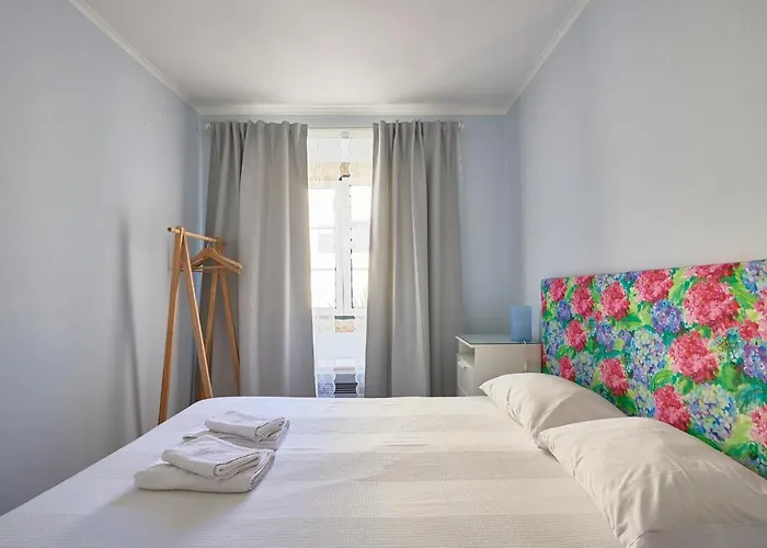 Elegant Riverview In Historical *