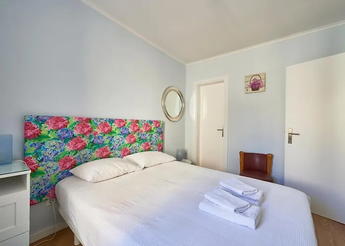 Elegant Riverview In Historical Appartement