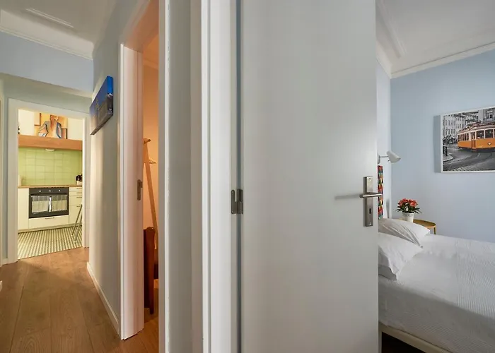 Elegant Riverview In Historical Appartement