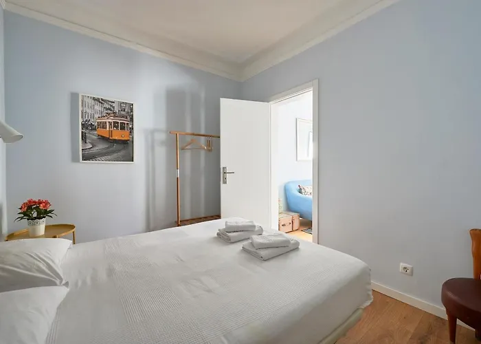 Elegant Riverview In Historical Appartement